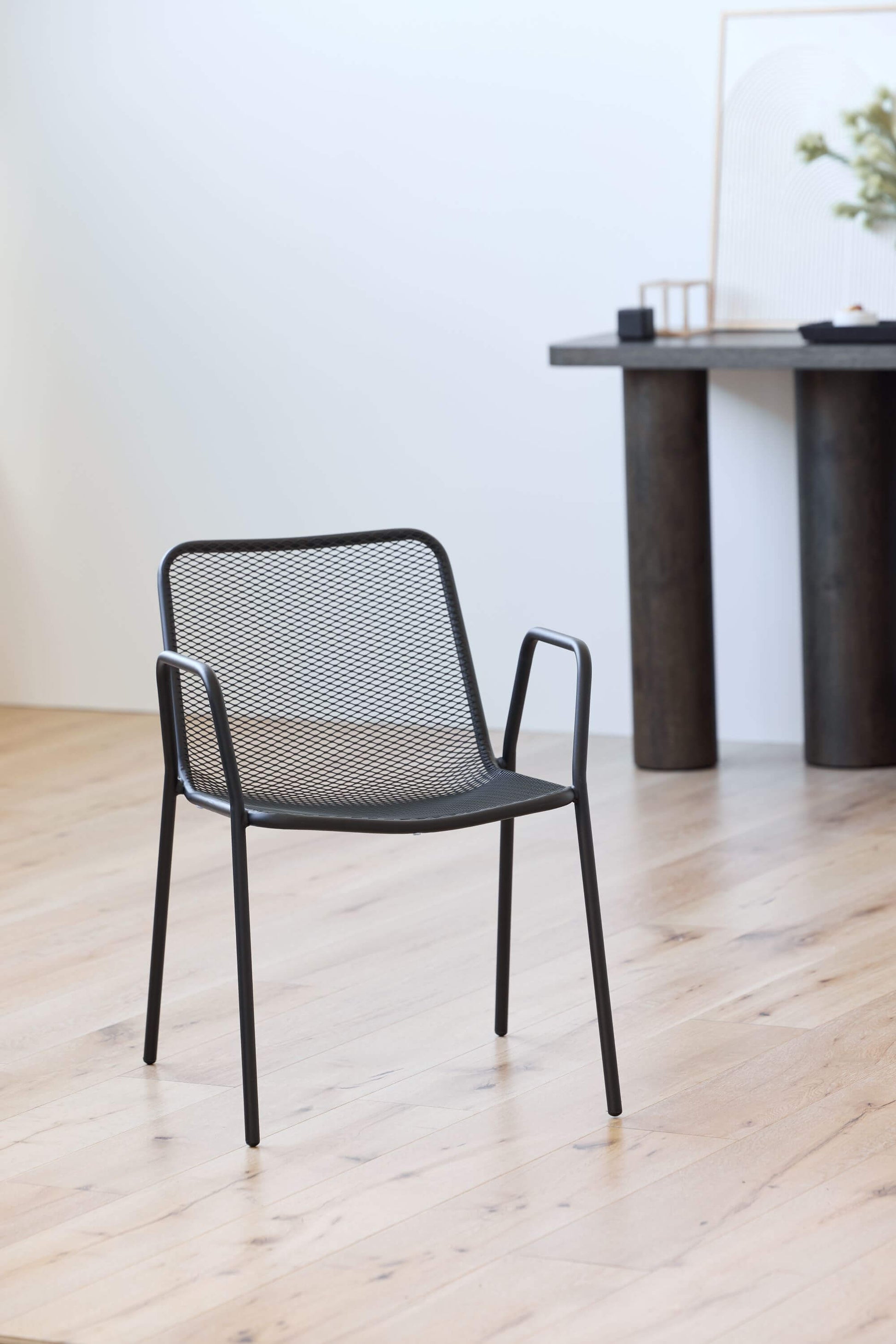 Akeno | Modern Metal Black Outdoor Dining Chairs With Arms | Black